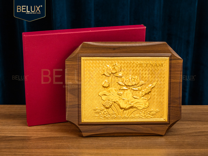 Tranh hoa sen Việt Nam bằng đồng mạ vàng 24k 27x20cm